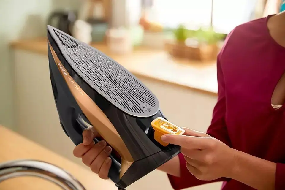 Fier de calcat Philips DST7040/80 (Gold/Black)