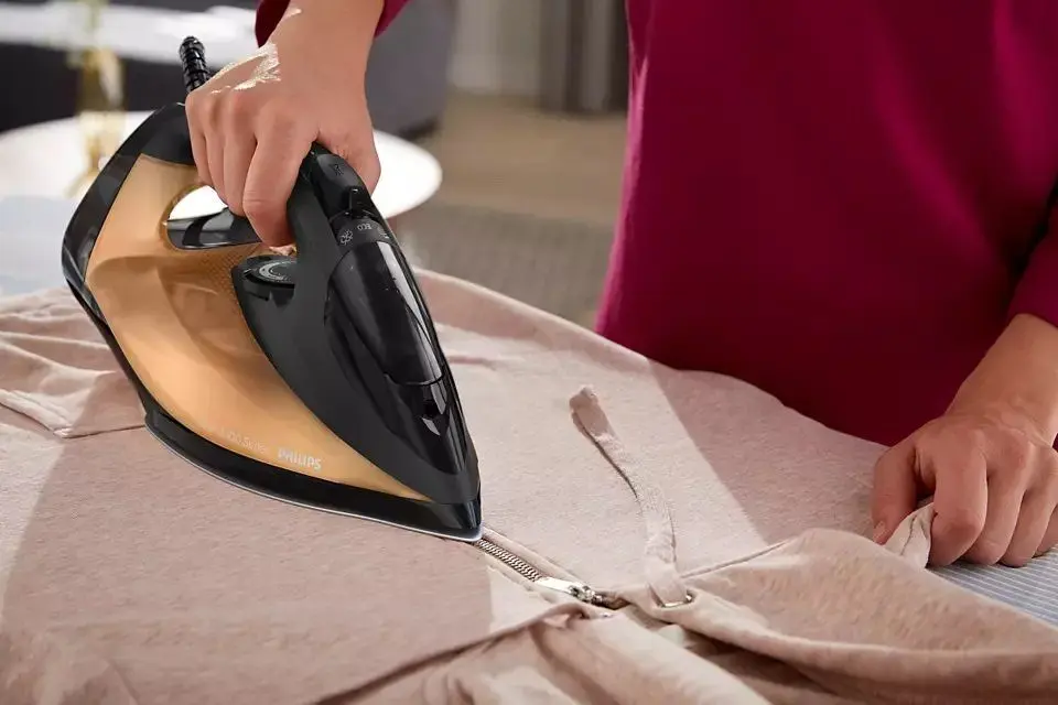 Fier de calcat Philips DST7040/80 (Gold/Black)