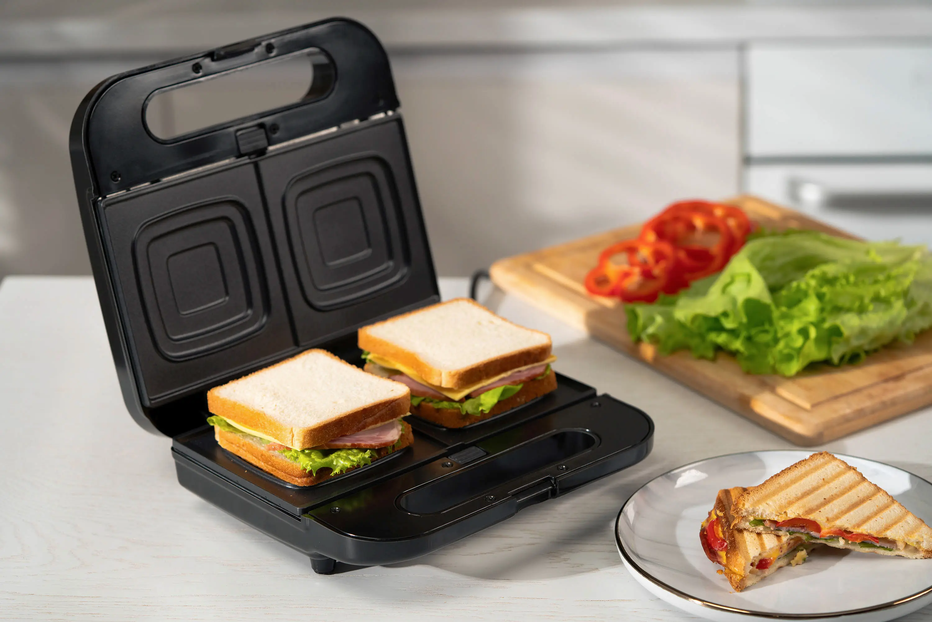 Aparat de facut sadwich-uri Ardesto SM-H500B (Black)