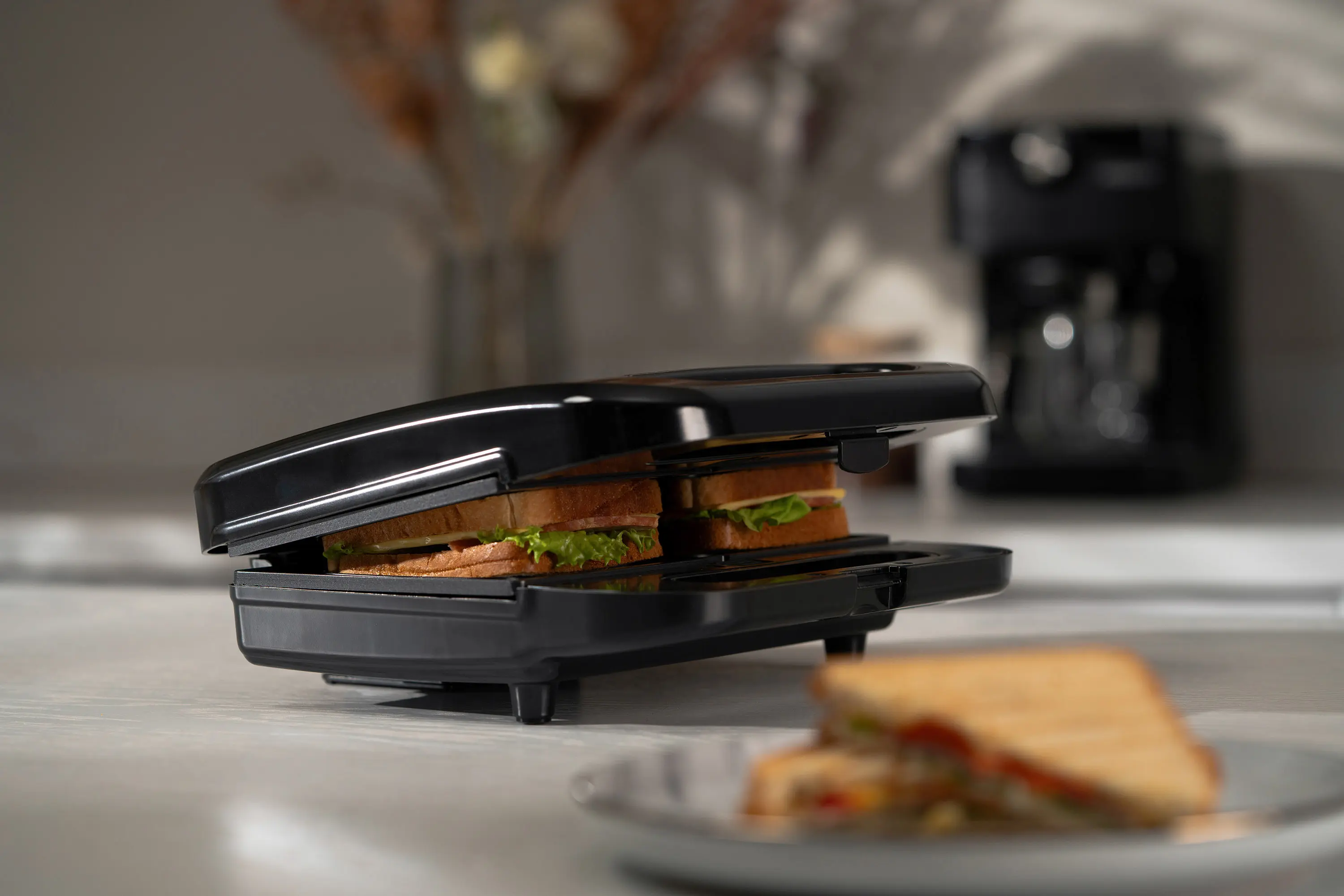 Aparat de facut sadwich-uri Ardesto SM-H500B (Black)