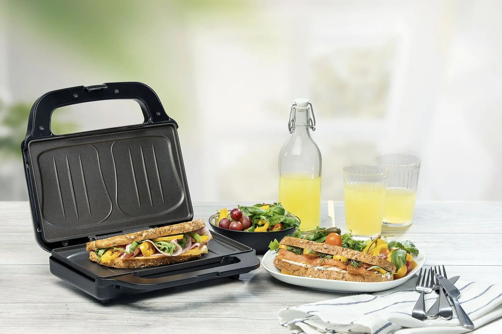 Aparat pentru sandwich-uri Domo DO9195C (Inox/Black) - 7