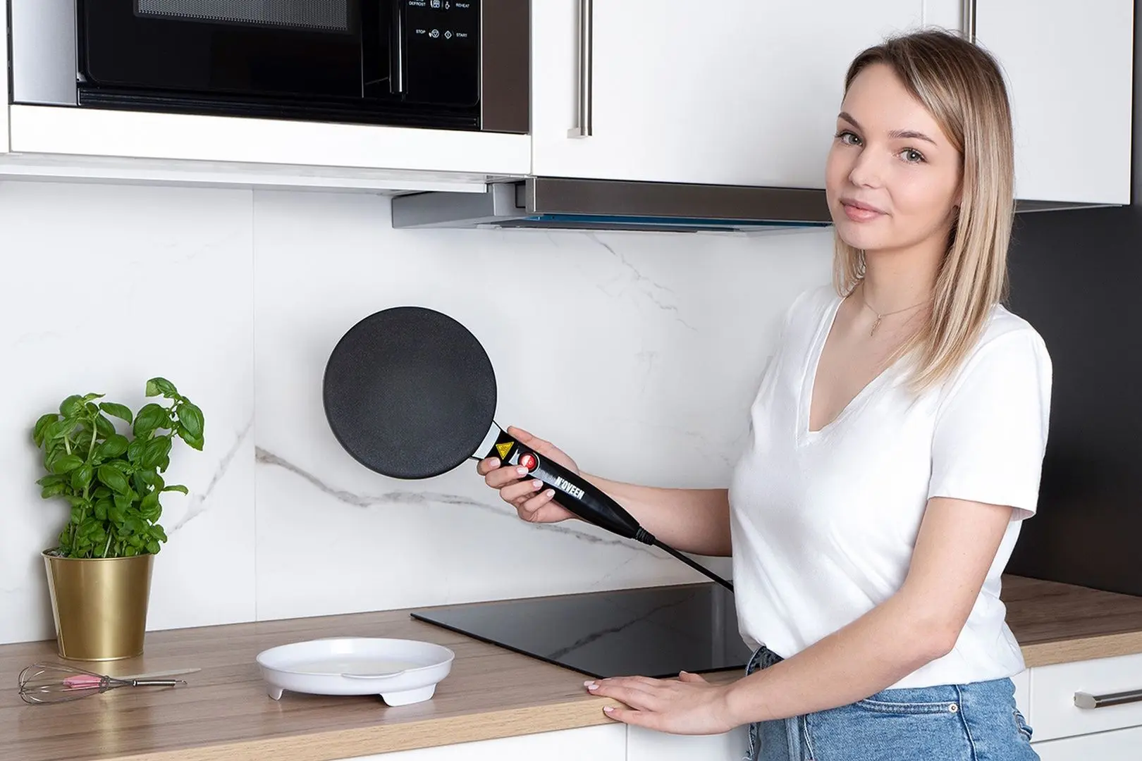 Aparat de facut clatite Noveen ECM490 (Black)