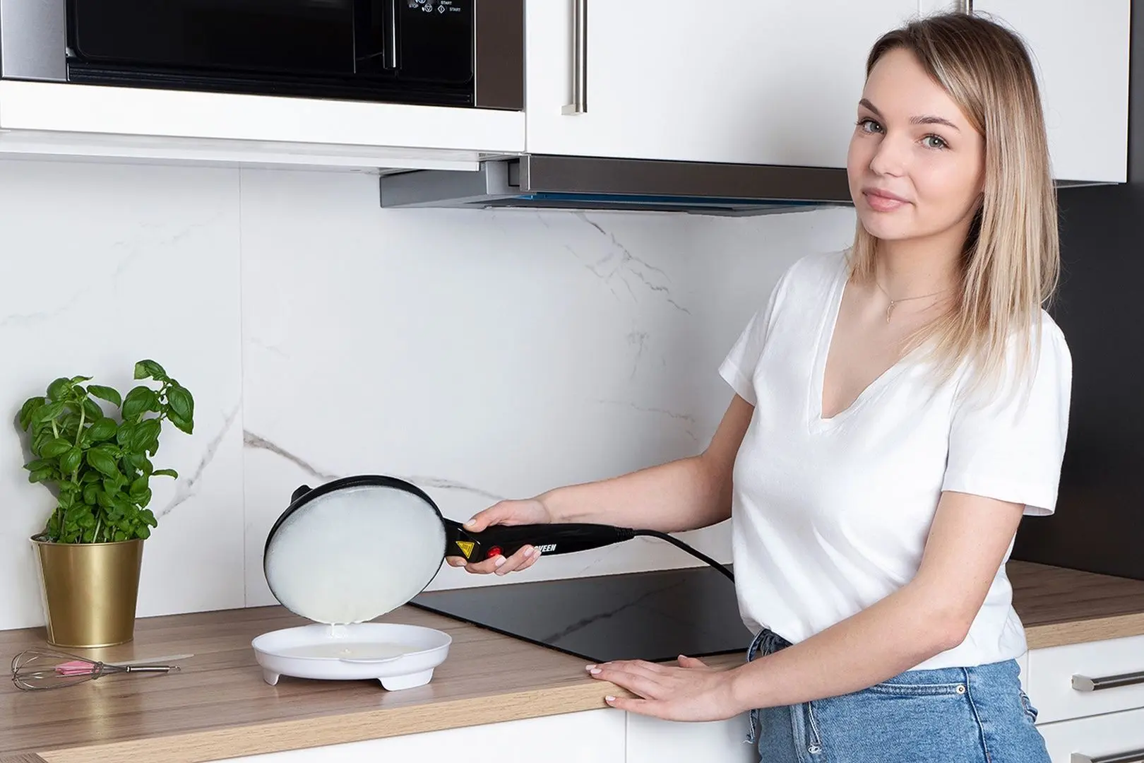 Aparat de facut clatite Noveen ECM490 (Black)