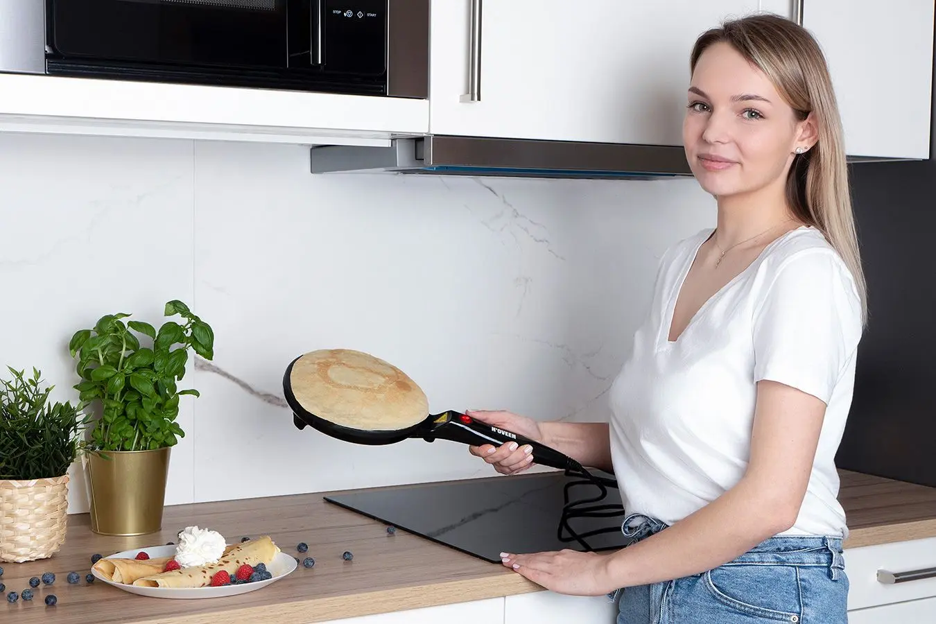 Aparat de facut clatite Noveen ECM490 (Black)