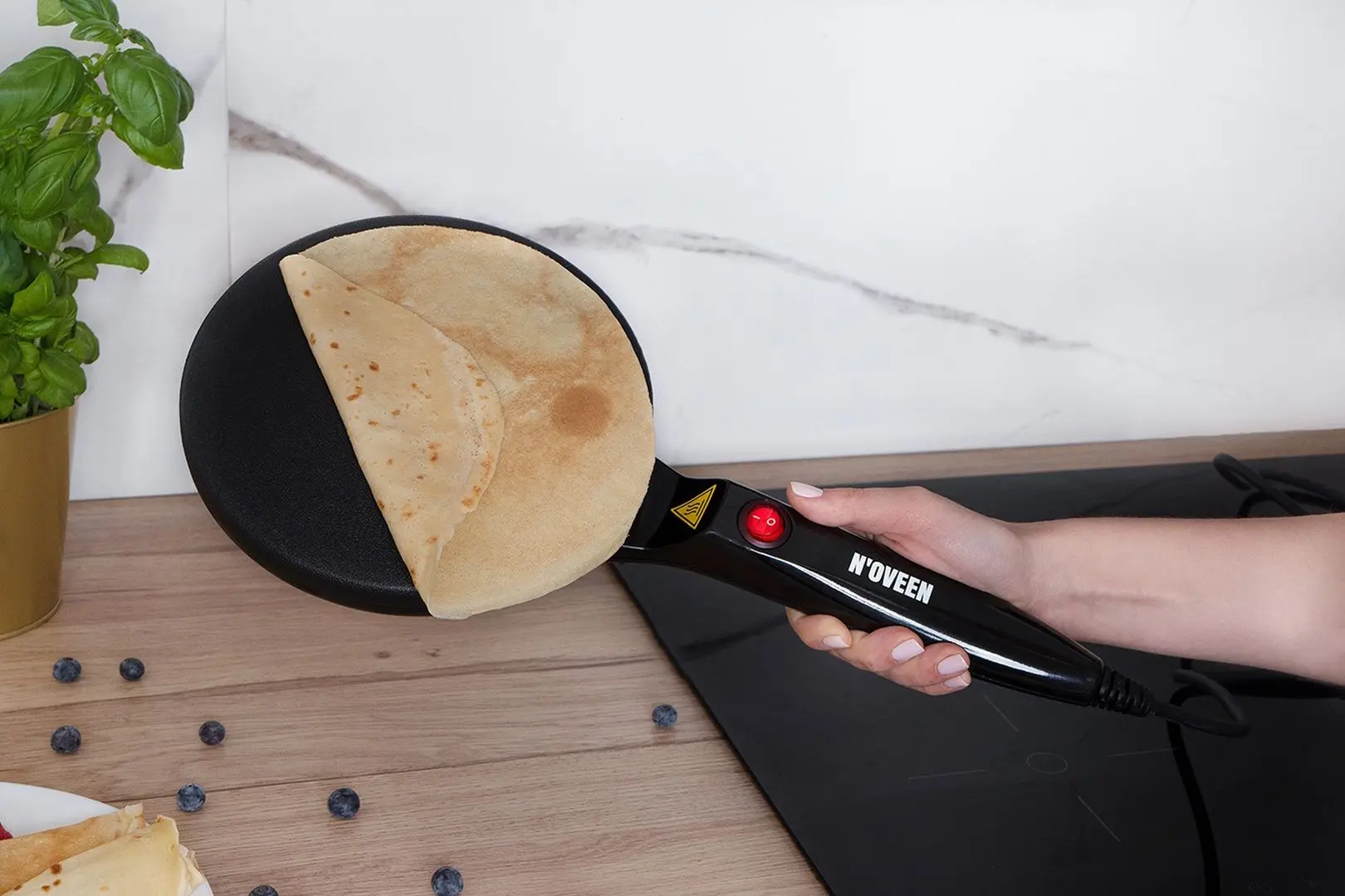 Aparat de facut clatite Noveen ECM490 (Black)