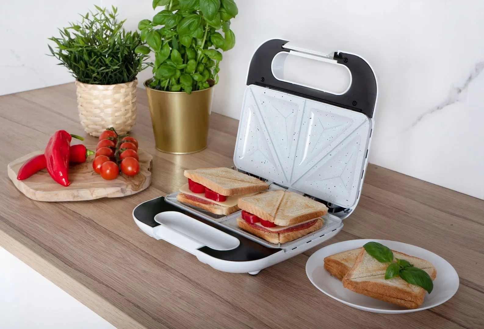 Aparat pentru sandwich-uri Noveen SM453 (White)