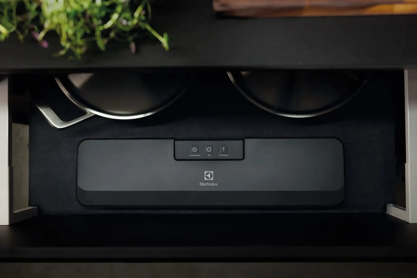 Вакуумный упаковщик Electrolux E4VS1-4AG (Black)