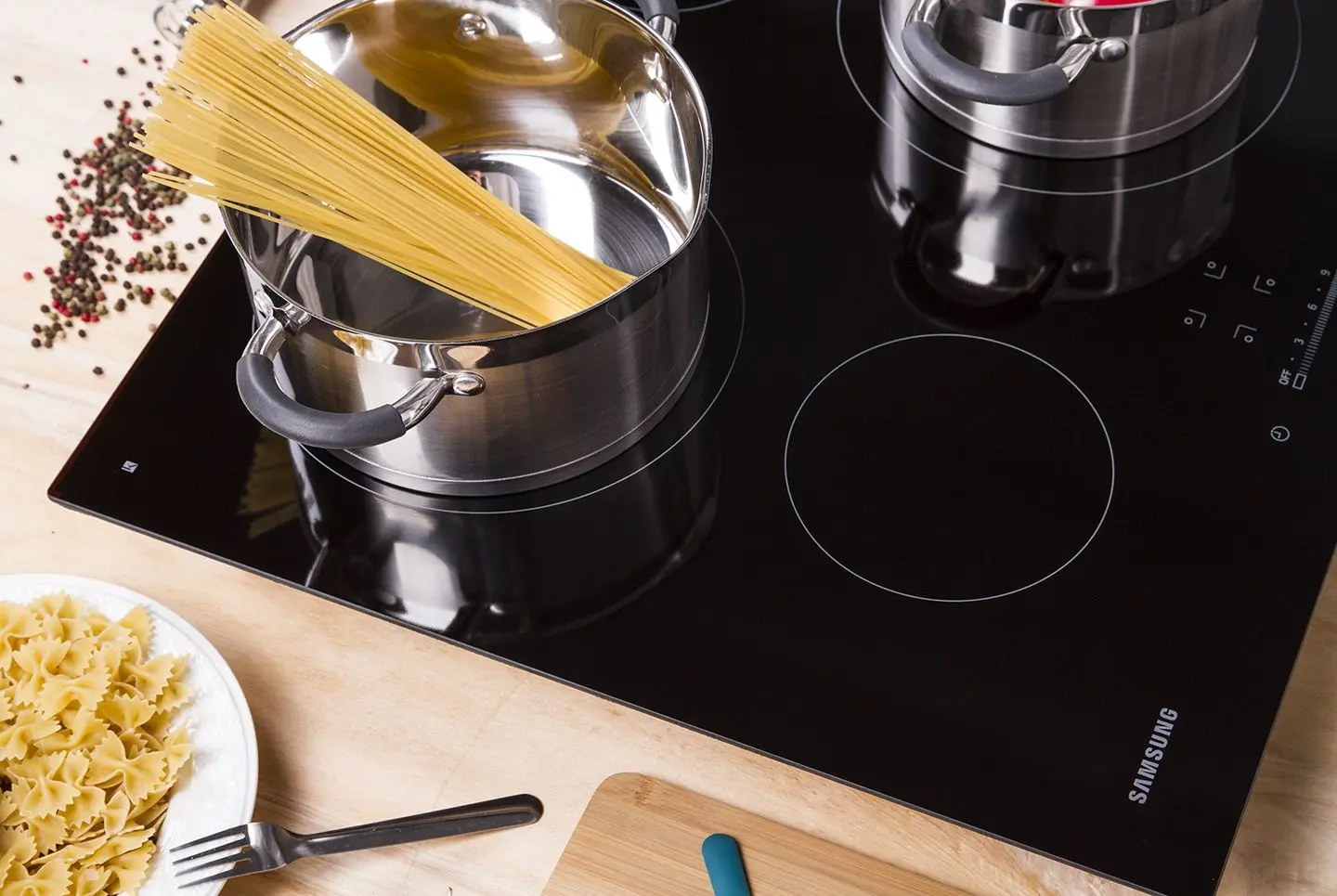 Plita inductiva incorporabila Samsung NZ64H37070K/WT (Black)