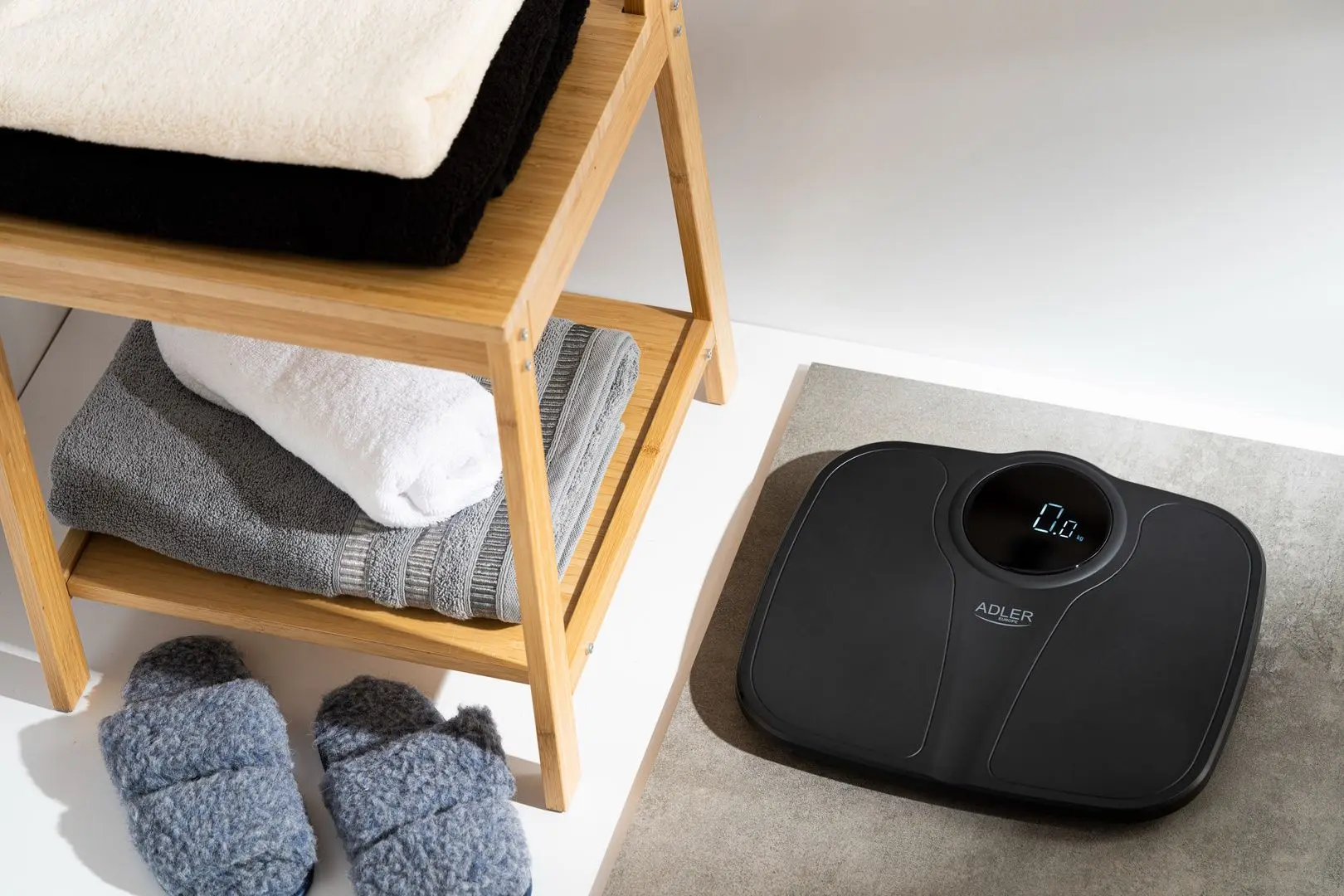 Cantar de podea Adler AD 8172b (Black)