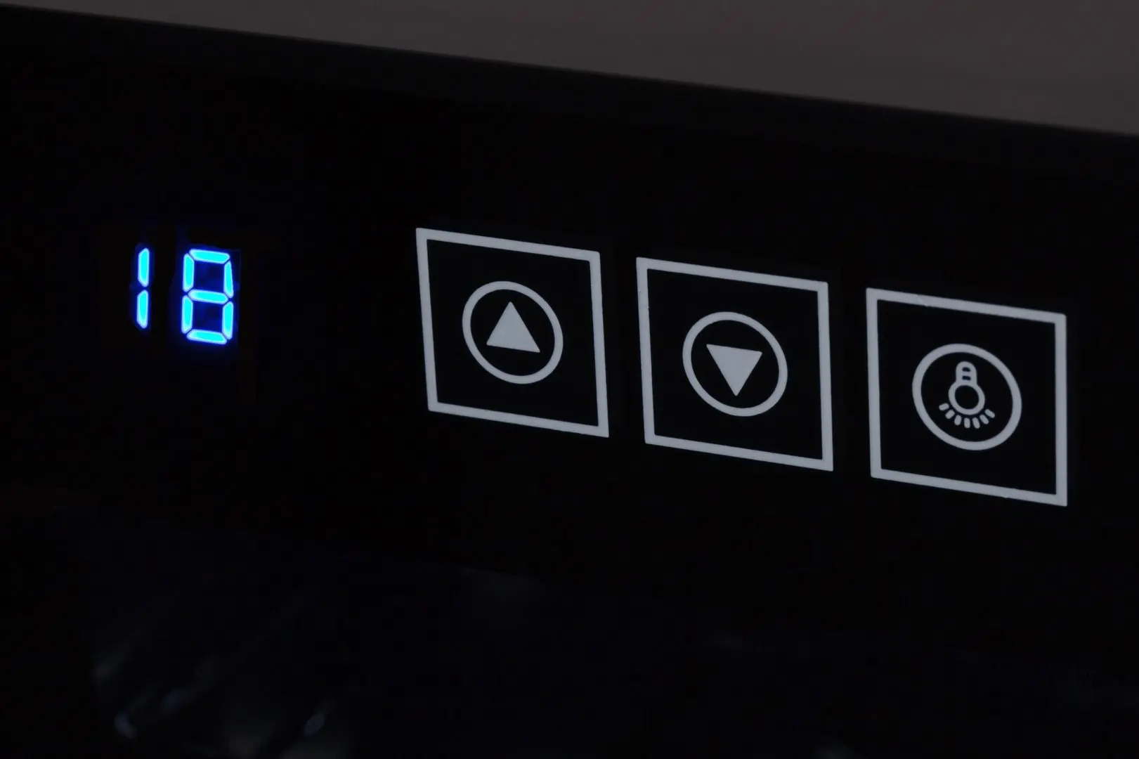 Vitrina de vinuri Adler AD 8083 (Black)