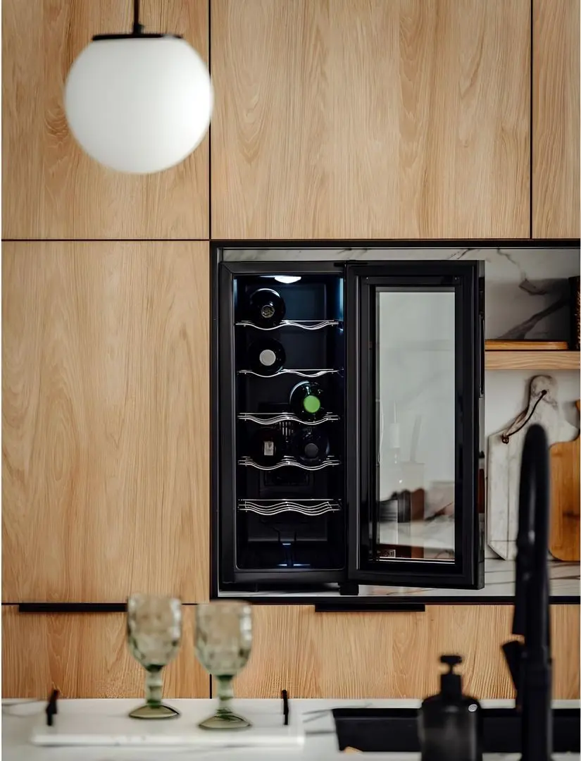 Vitrina de vinuri Adler AD 8083 (Black)