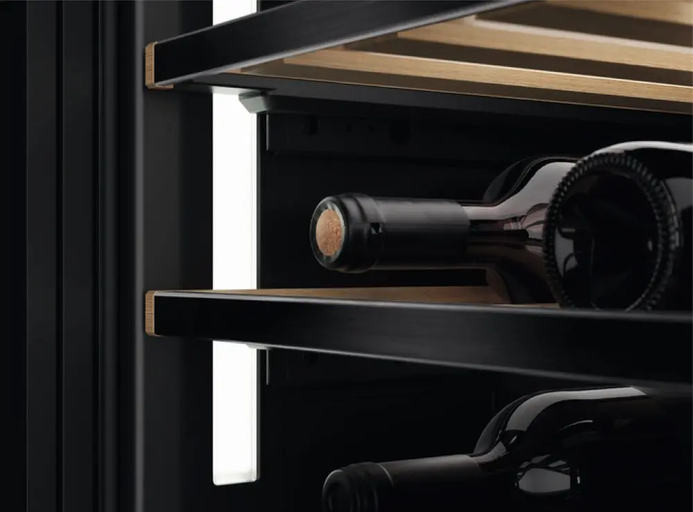 Vitrina de vinuri incorporabila AEG AWUS040B8B (Black)