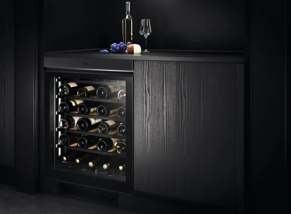 Vitrina de vinuri incorporabila AEG AWUS040B8B (Black)