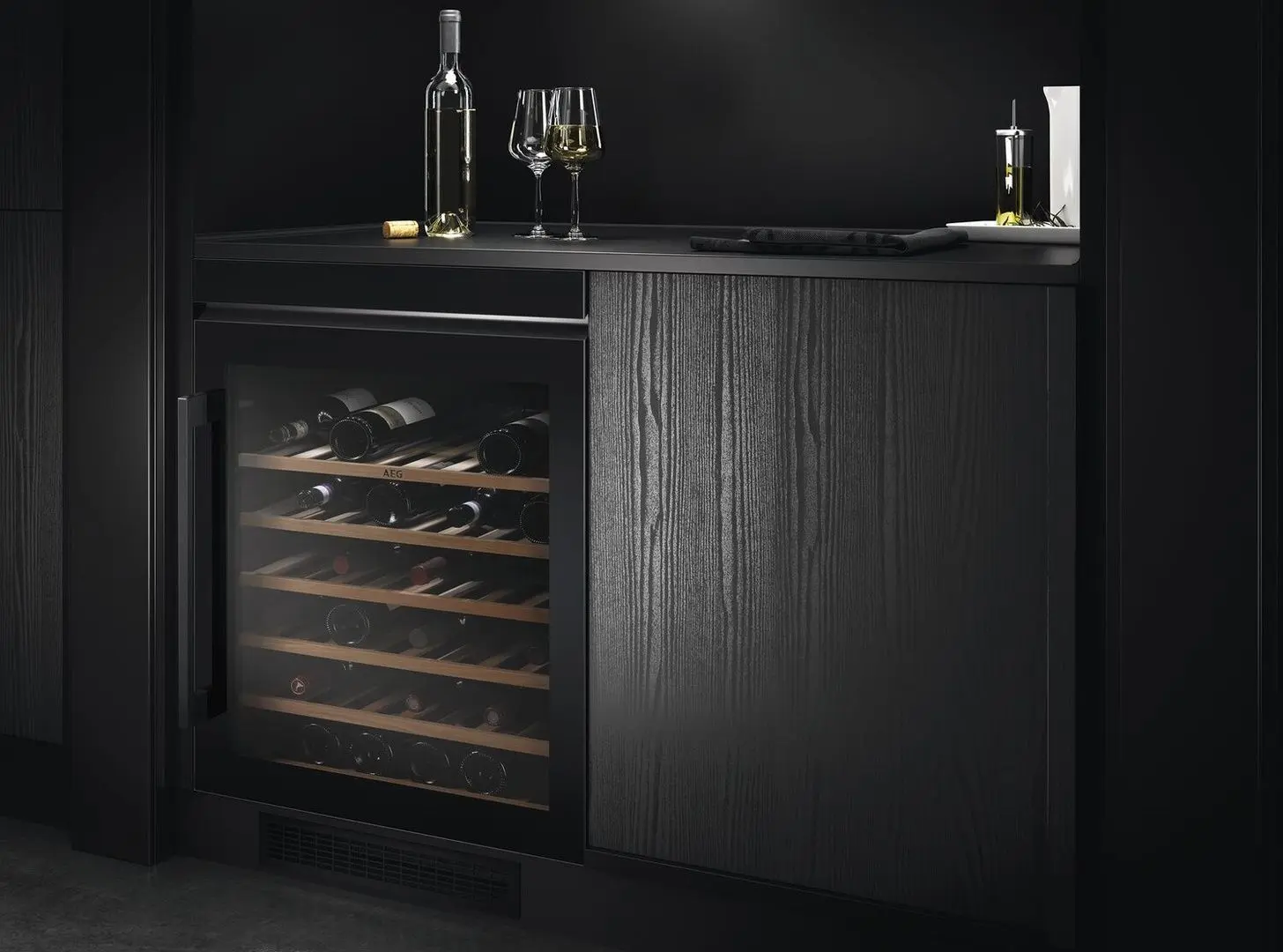 Vitrina de vinuri incorporabila AEG AWUS052B5B (Black)