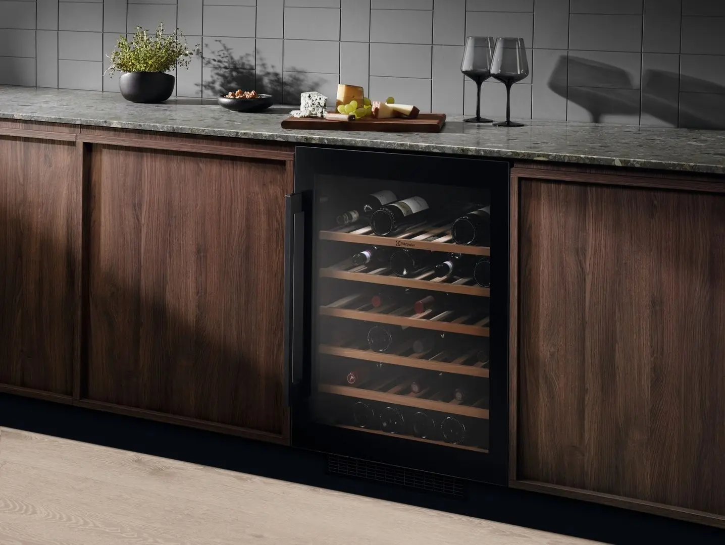 Vitrina de vinuri incorporabila Electrolux EWUS052B5B (Black) - 4