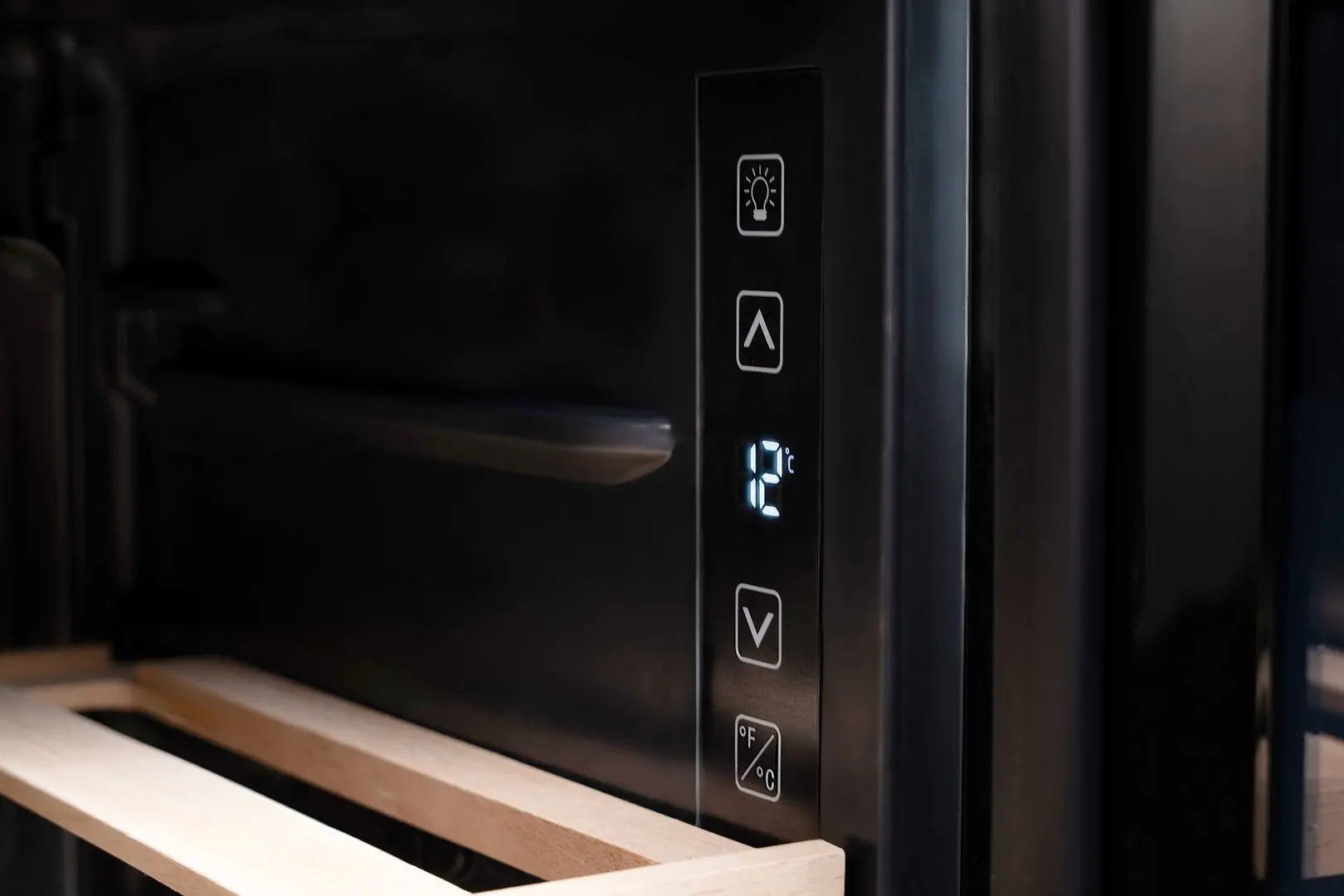 Vitrina de vinuri Vivax CW-094S30 GB (Black)