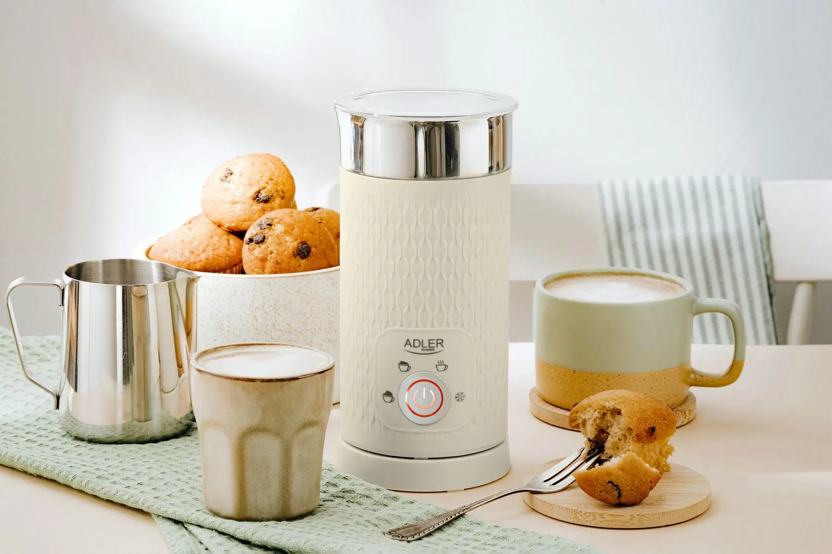 Aparat de spumare a laptelui Adler AD 4495 (White)
