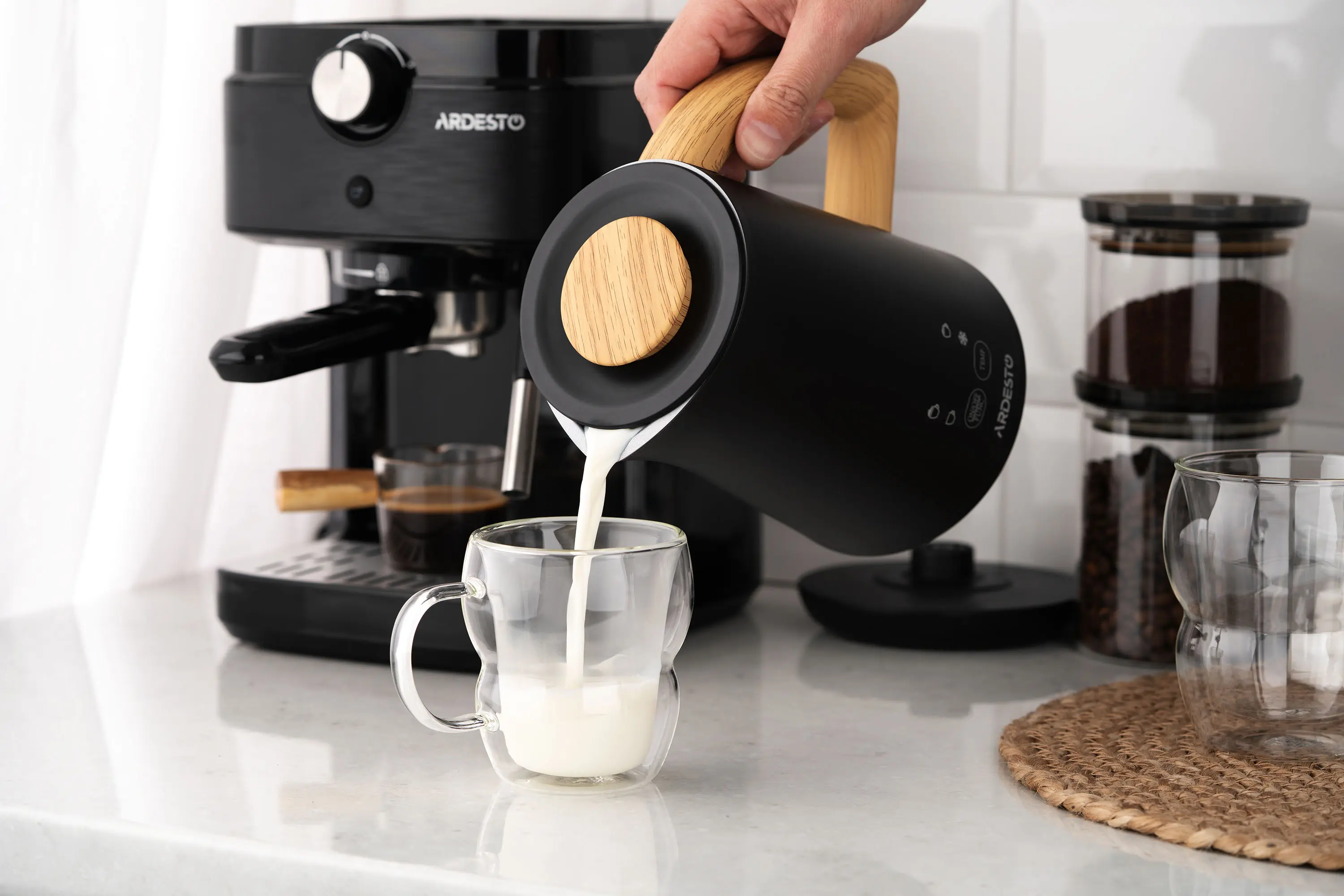 Aparat de spumare a laptelui Ardesto MBC-Y500B (Black)