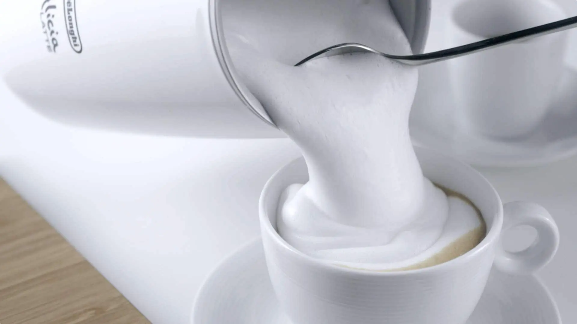 Aparat de spumare a laptelui DeLonghi Alicia Latte EMF2.W (White)