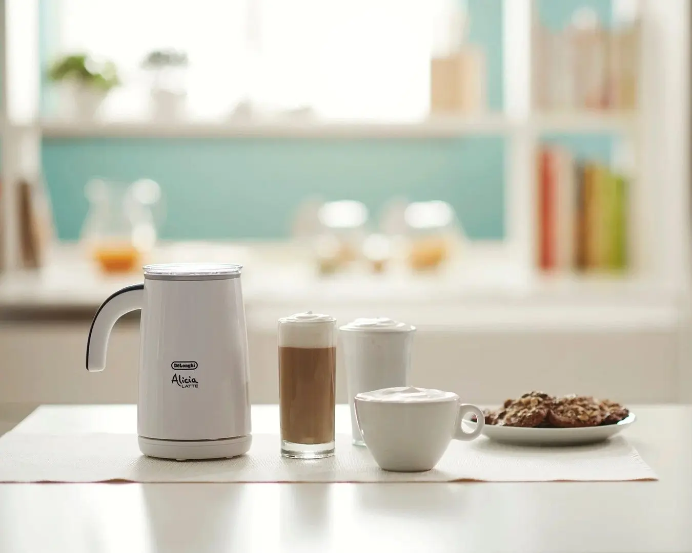 Aparat de spumare a laptelui DeLonghi Alicia Latte EMF2.W (White)