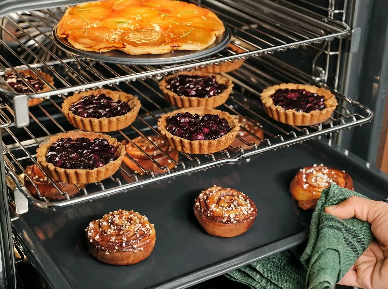 Встраиваемая электрическая духовка Electrolux LOE8F38X (Black/Inox)