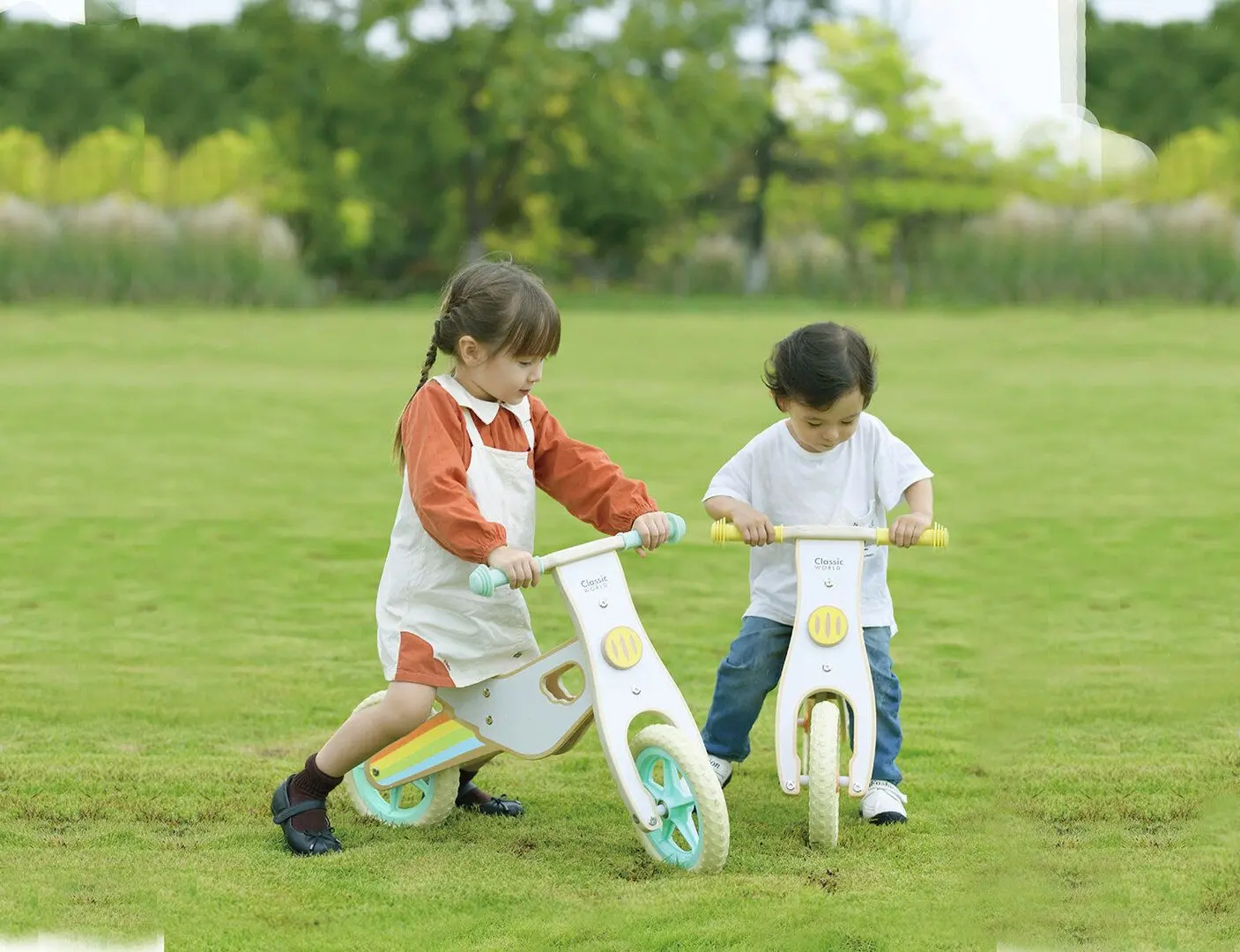 Bicicleta fara pedale Classic World Rainbow 60003 (White/Blue)