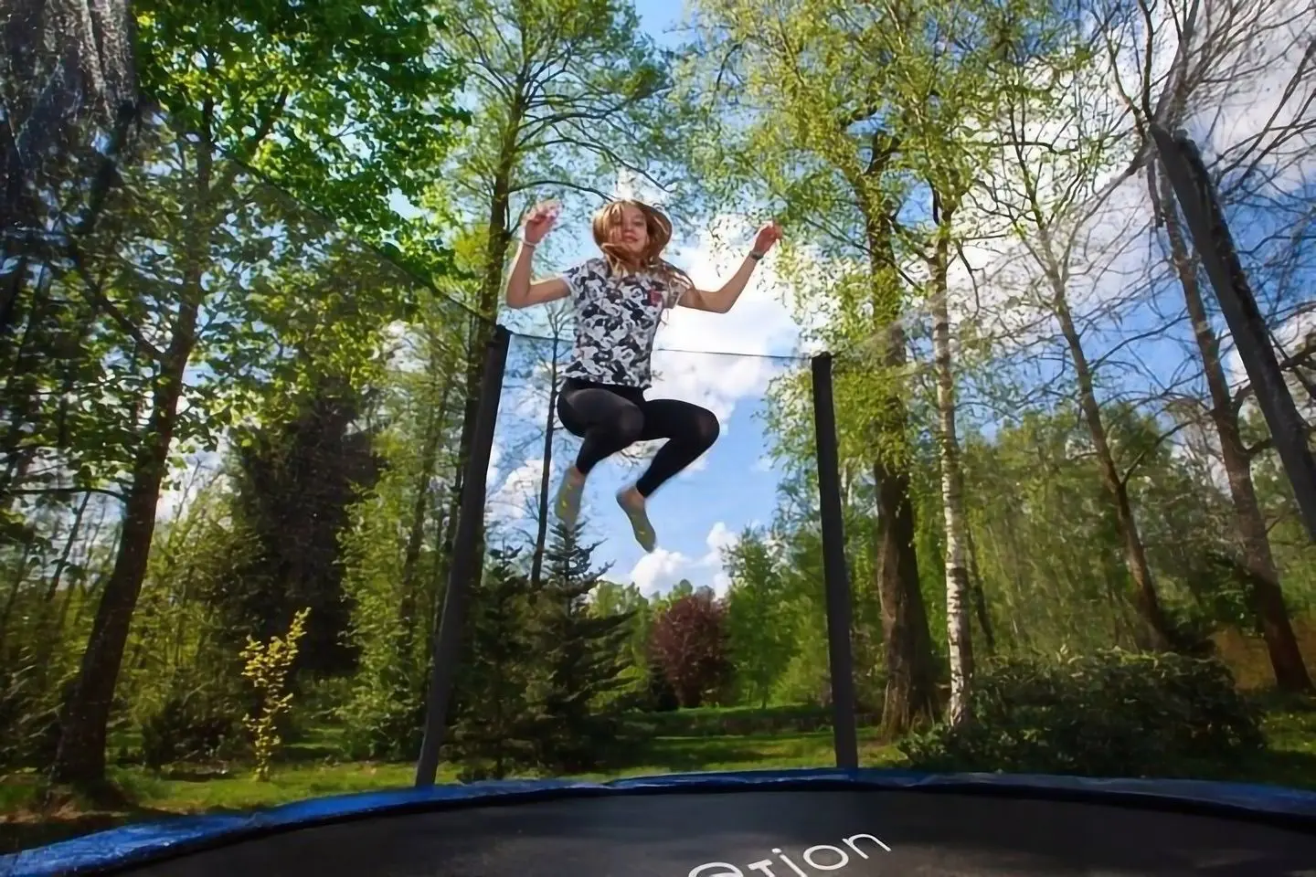 Батут с защитной сеткой Jumi Motion OM-710184 244 cm (Black/Blue)