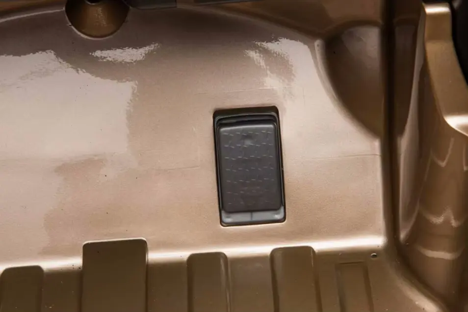 Электромобиль Kids Car Land Rover Discovery (Gold) - 12