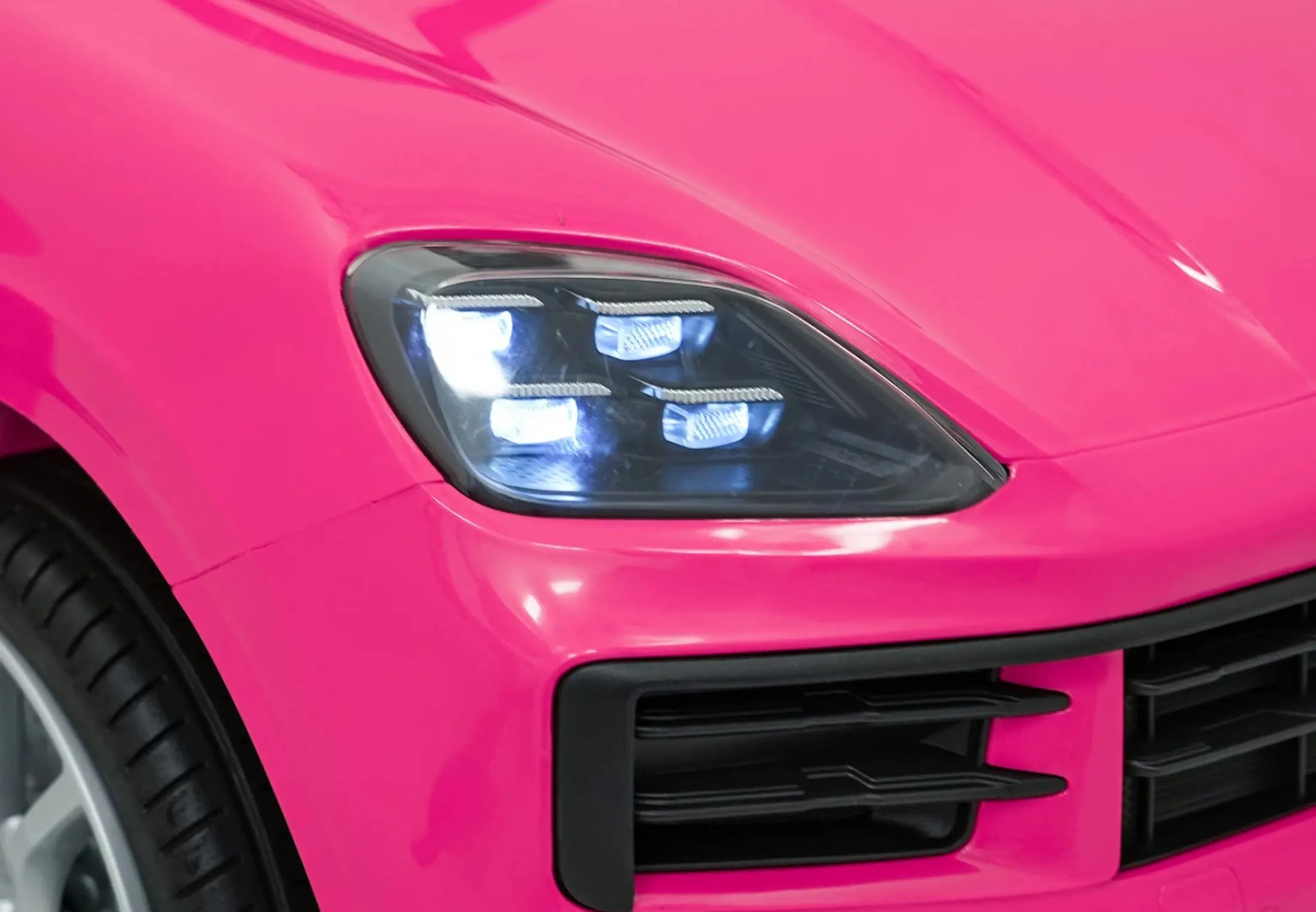 Masinuta electrica Ramiz Porsche Cayenne (Pink)