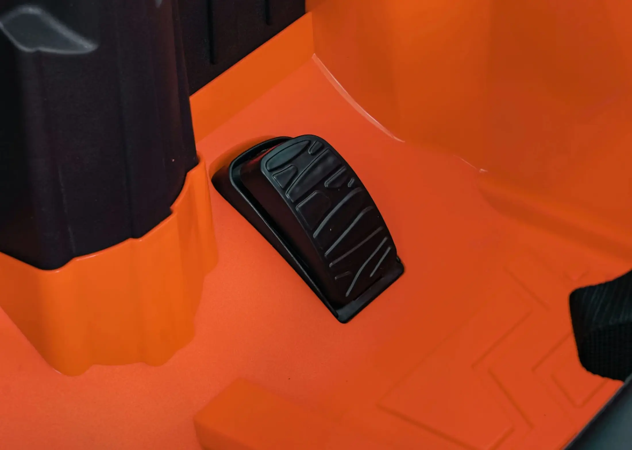 Электромобиль Ramiz Land Rover Defender 110 SVX Concept (Orange)