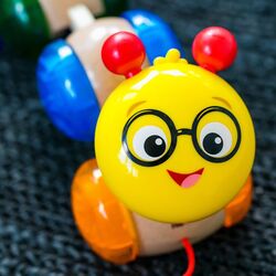 Jucarie de tragere Baby Einstein Inch Along Cal Thumb