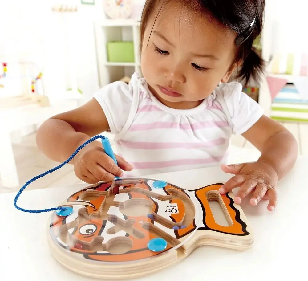 Labirint magnetic Hape Go-Fish-Go E1700 (Natural/Orange)