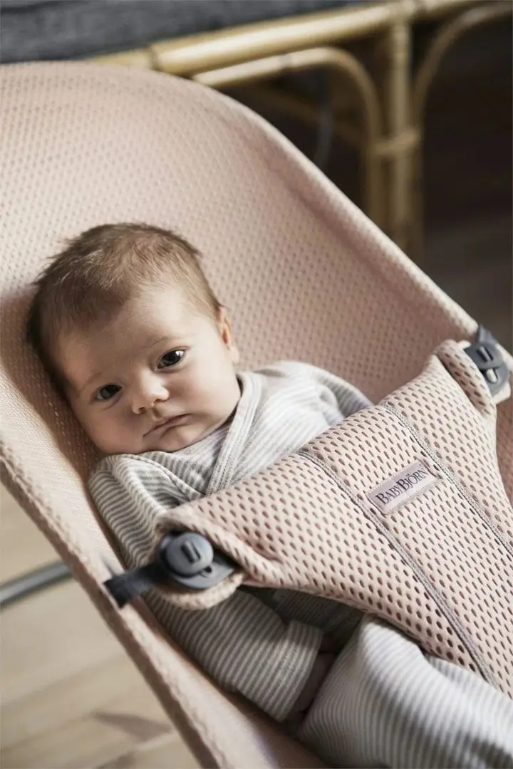 Sezlong pentru copii BabyBjorn Bliss (Pearly Pink)