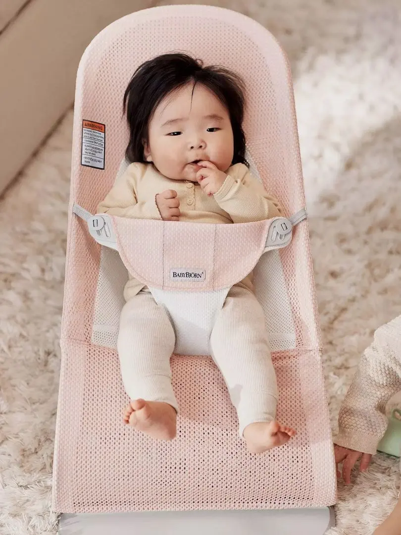 Sezlong-leagan pentru copii BabyBjorn Balance Soft (Pearly Pink)