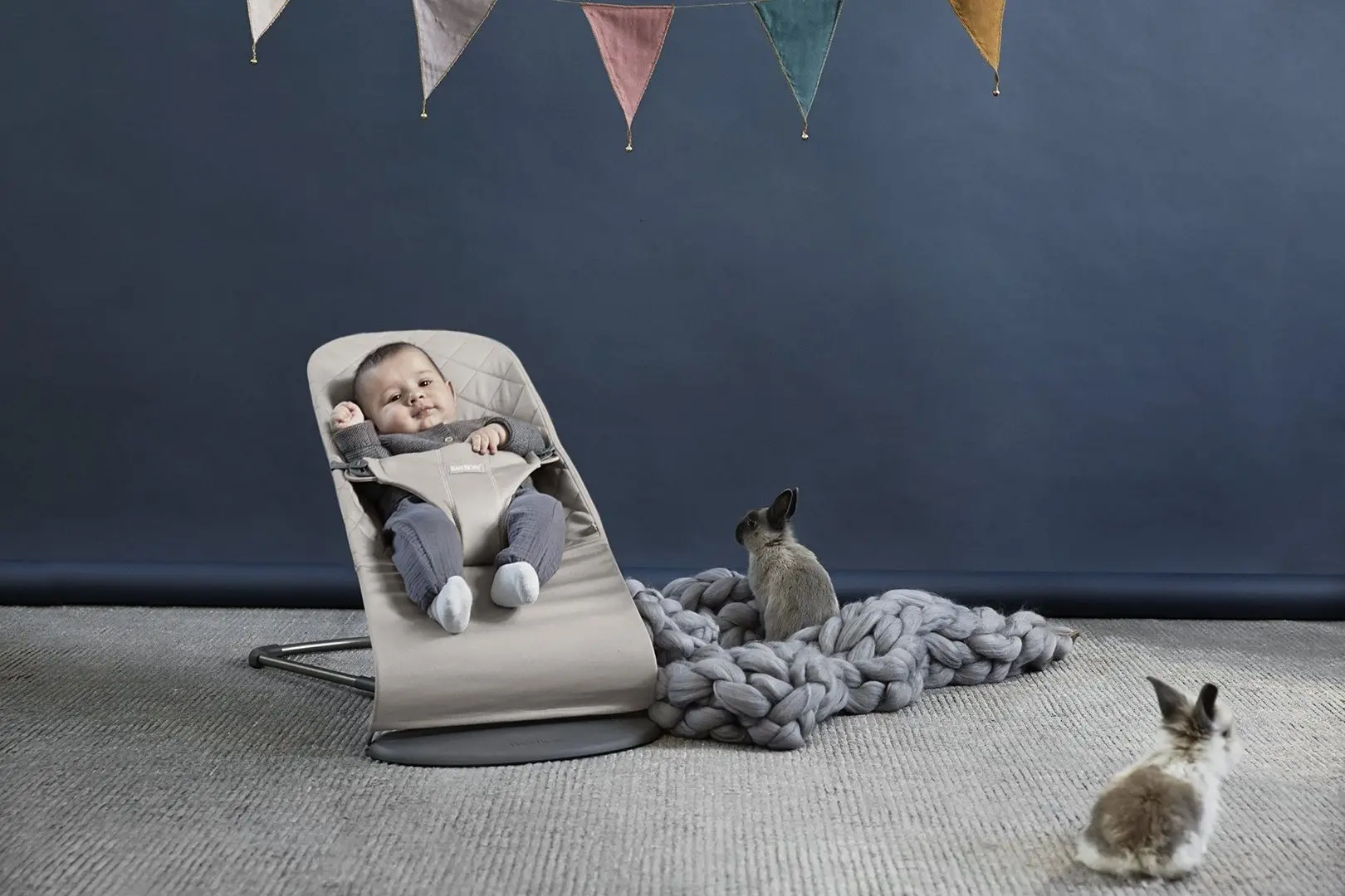 Sezlong-leagan pentru copii cu jucarii BabyBjorn Bundle (Sand Grey)
