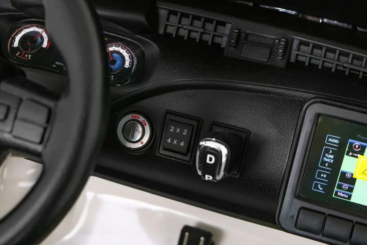 Электромобиль Ramiz Toyota Hillux (White/Black) - 8