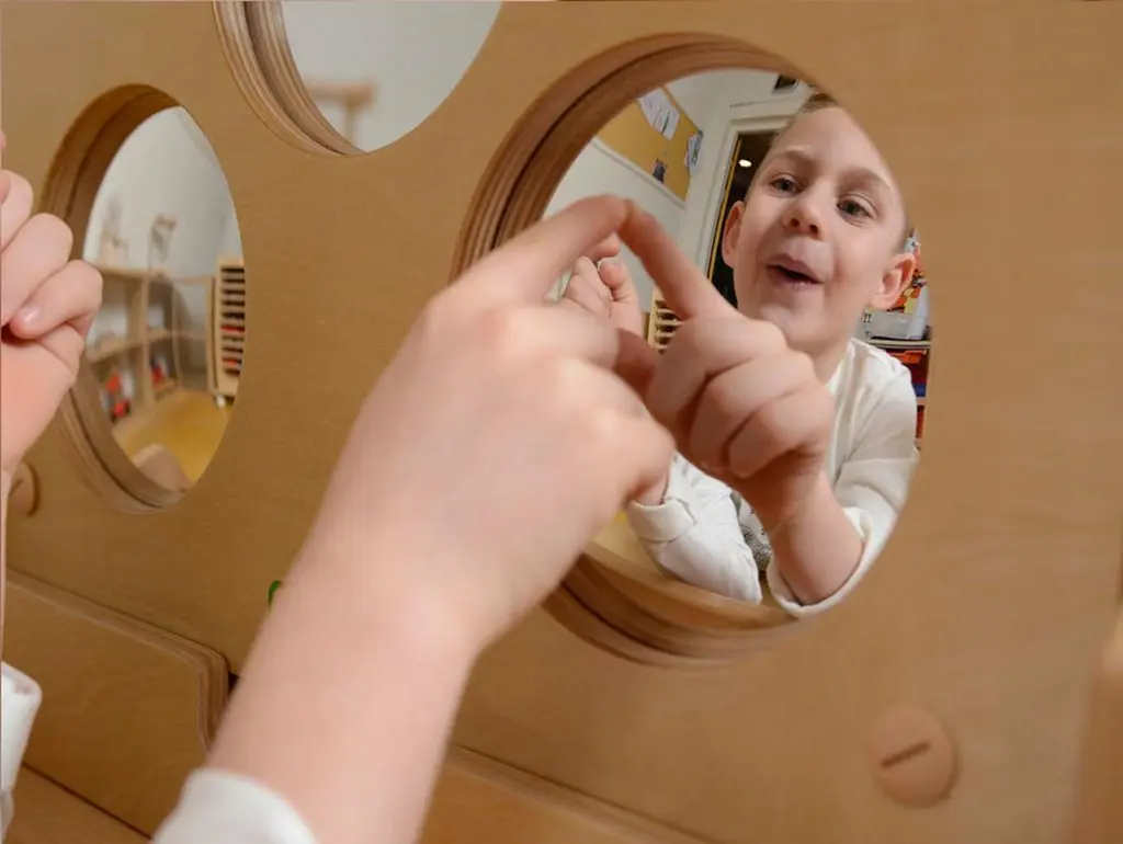 Интерактивная настенная игрушка Masterkidz Fun Mirror ME03683 (Wooden) - 5