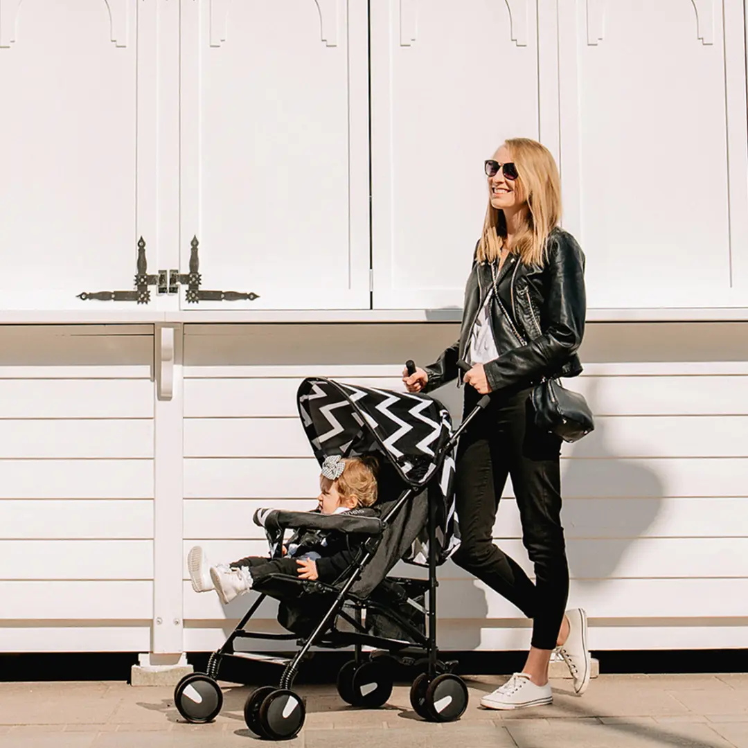 Carucior de plimbare Lionelo Elia Oslo (Black/White)