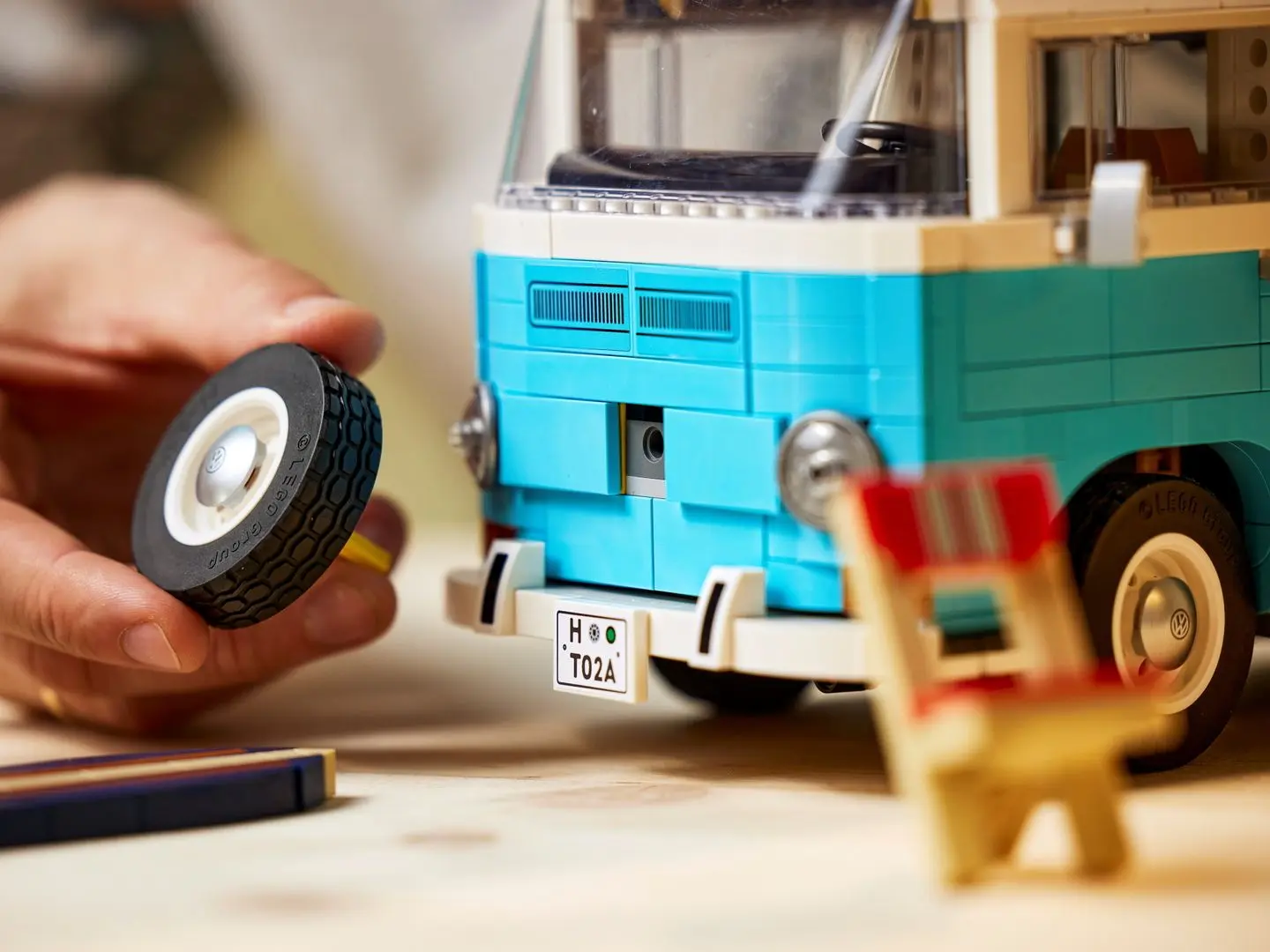 Constructor Lego Creator Volkswagen T2 Camper Van 10279 (Blue/White) - 9