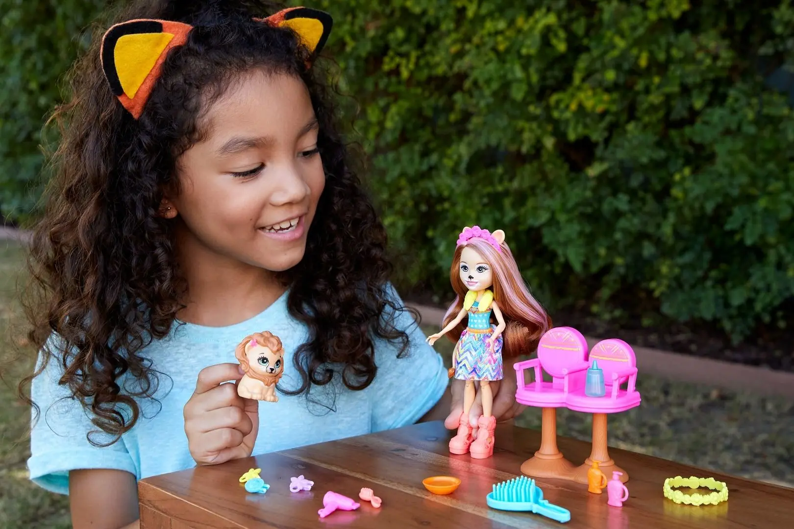 Papusa Mattel Enchantimals Stylin Salon GTM29