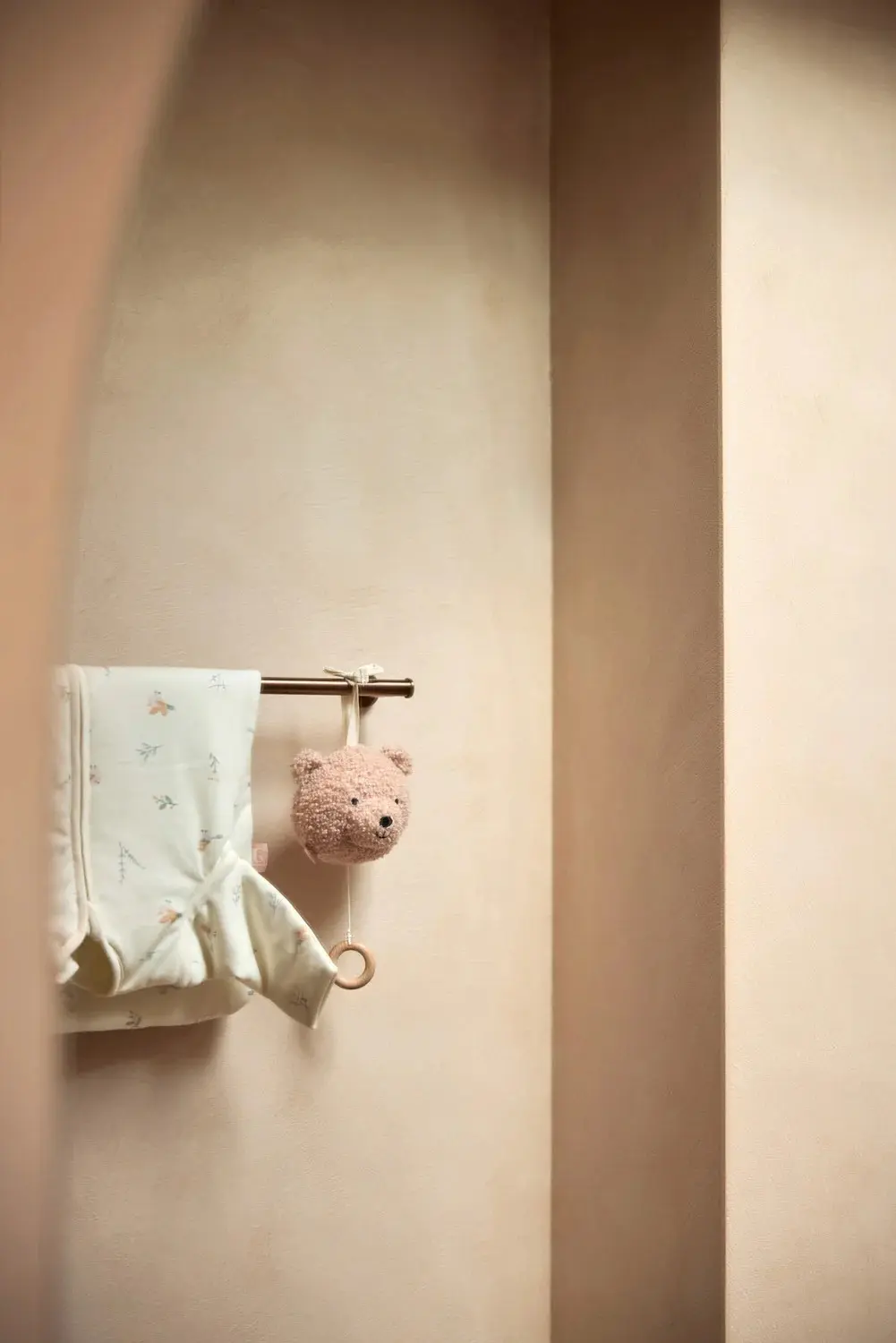 Jucarie muzicala pentru patut Jollein Teddy Bear (Wild Rose) - 3