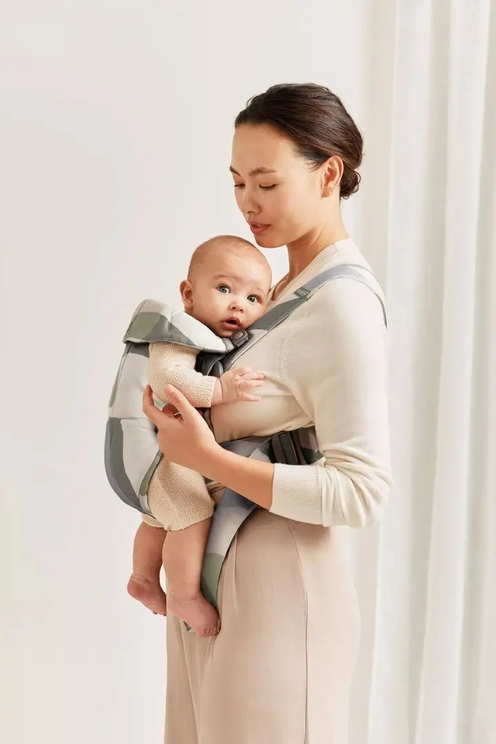 Marsupiu BabyBjorn Mini (Khaki/Green)