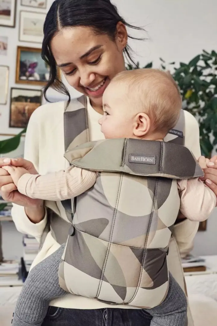 Marsupiu BabyBjorn Mini (Khaki/Green)