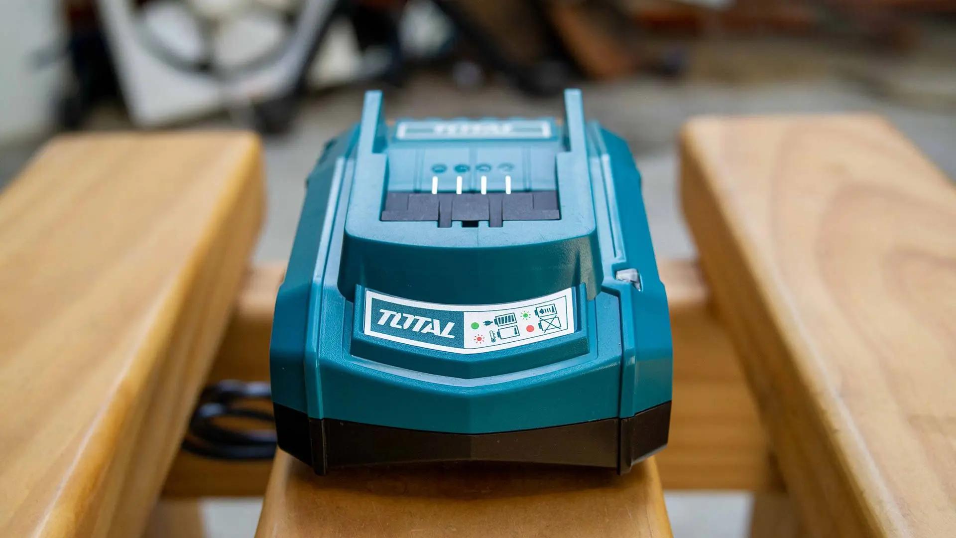 Зарядное устройство Total TFCLI2001