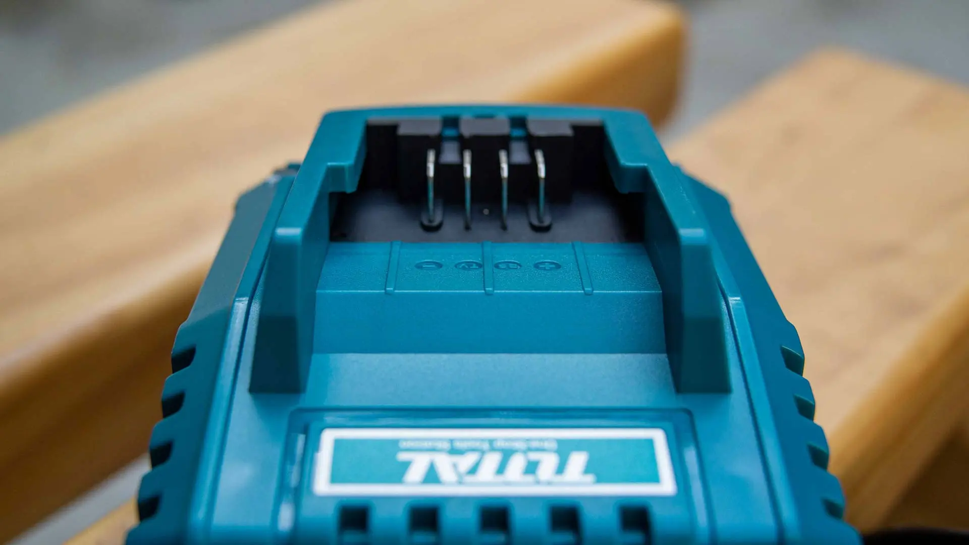 Зарядное устройство Total TFCLI2001