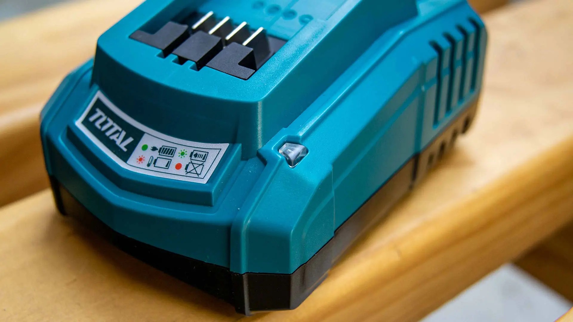 Зарядное устройство Total TFCLI2001