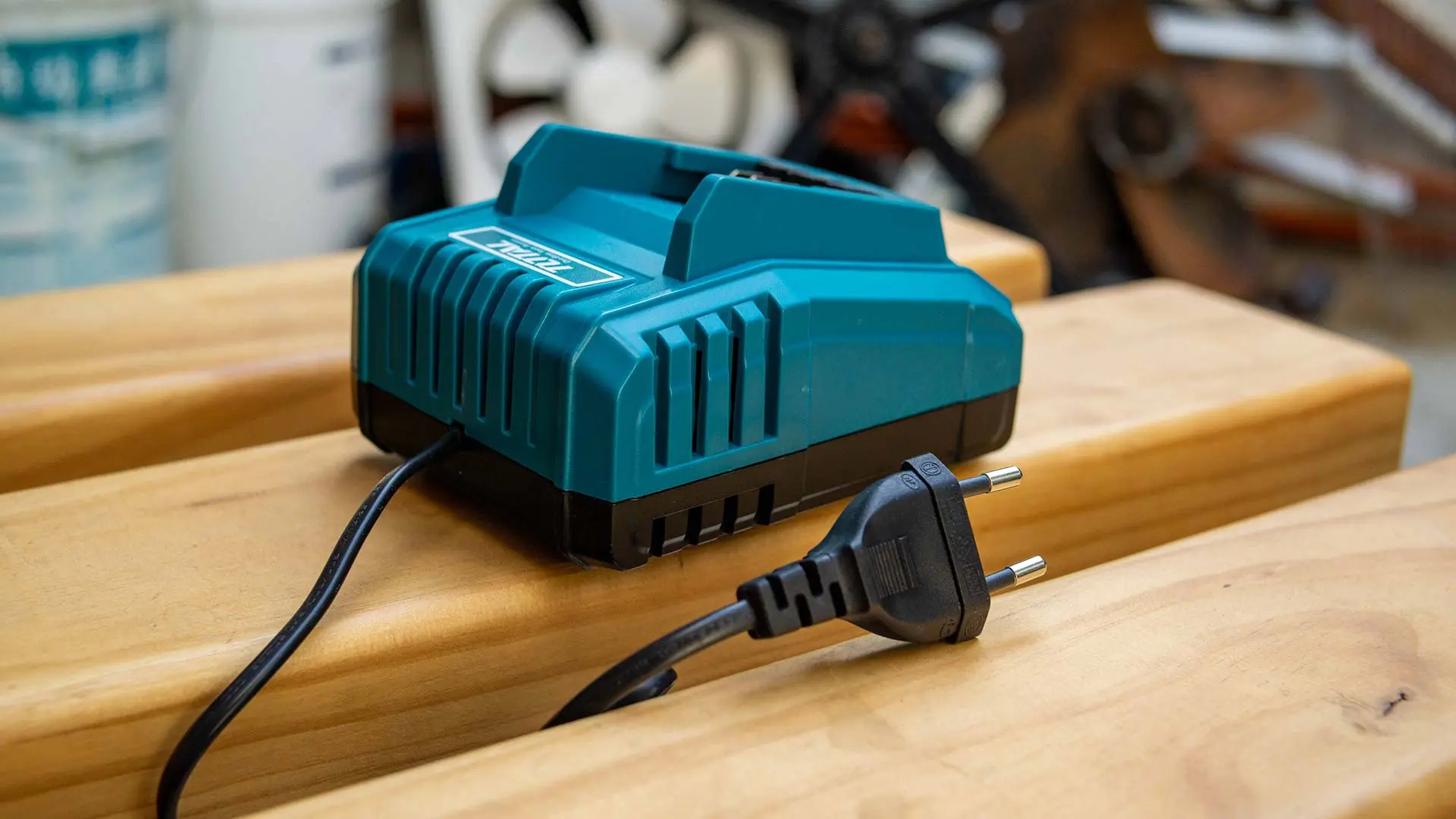 Зарядное устройство Total TFCLI2001