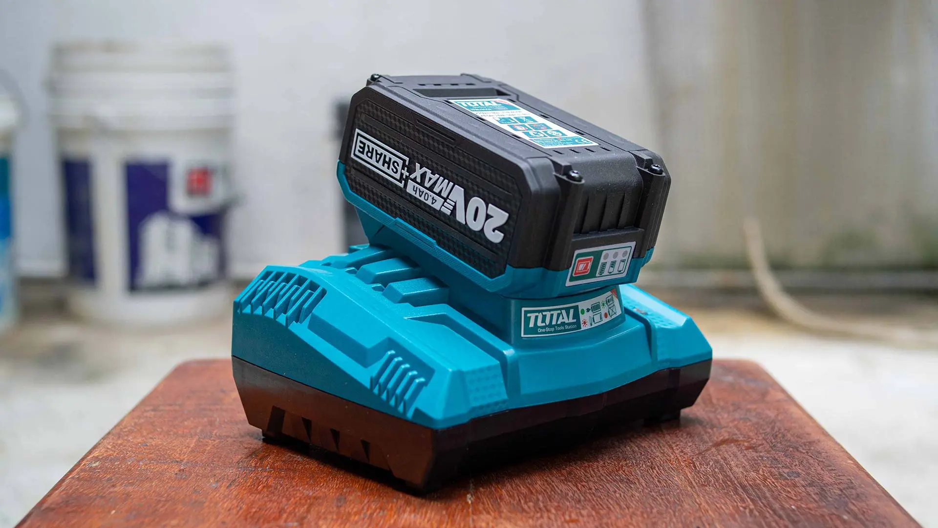 Зарядное устройство Total TFCLI2003