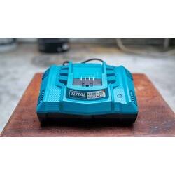 Зарядное устройство Total TFCLI2003 Thumb