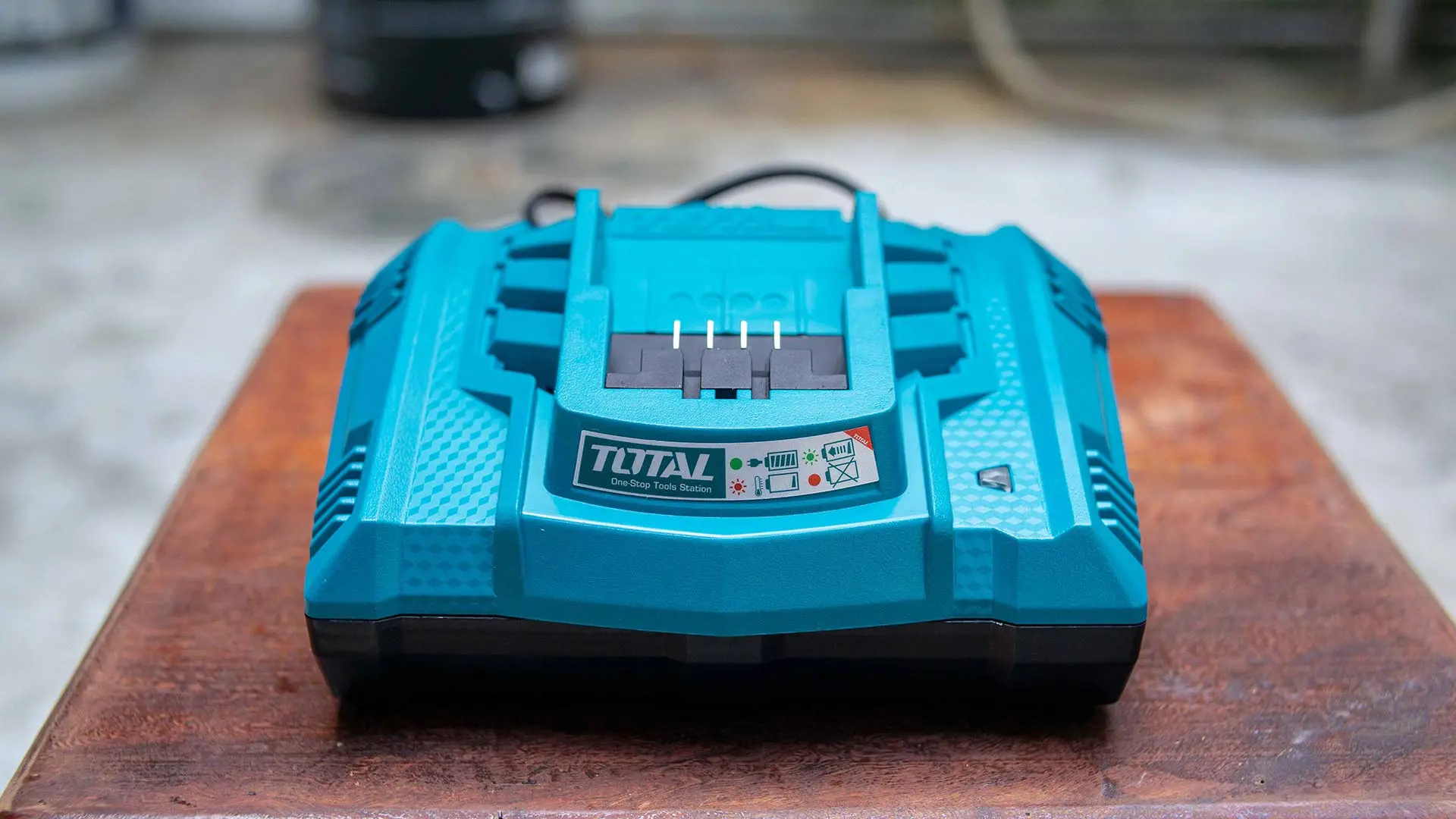 Зарядное устройство Total TFCLI2003